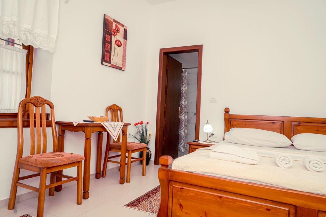 Cico Hostel &Private Room Gjirokastër Exteriör bild